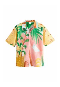 Camisa de manga corta, con botones, hecha de un tejido ligero que presenta un colorido estampado tropical con acentos en rosa, amarillo, verde y azul.