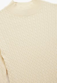 Cremfarbener Pullover mit einem strukturierten Kabelstrickmuster und einem gerippten Rundhalsausschnitt. Weicher Stoff und mittlere Dicke.