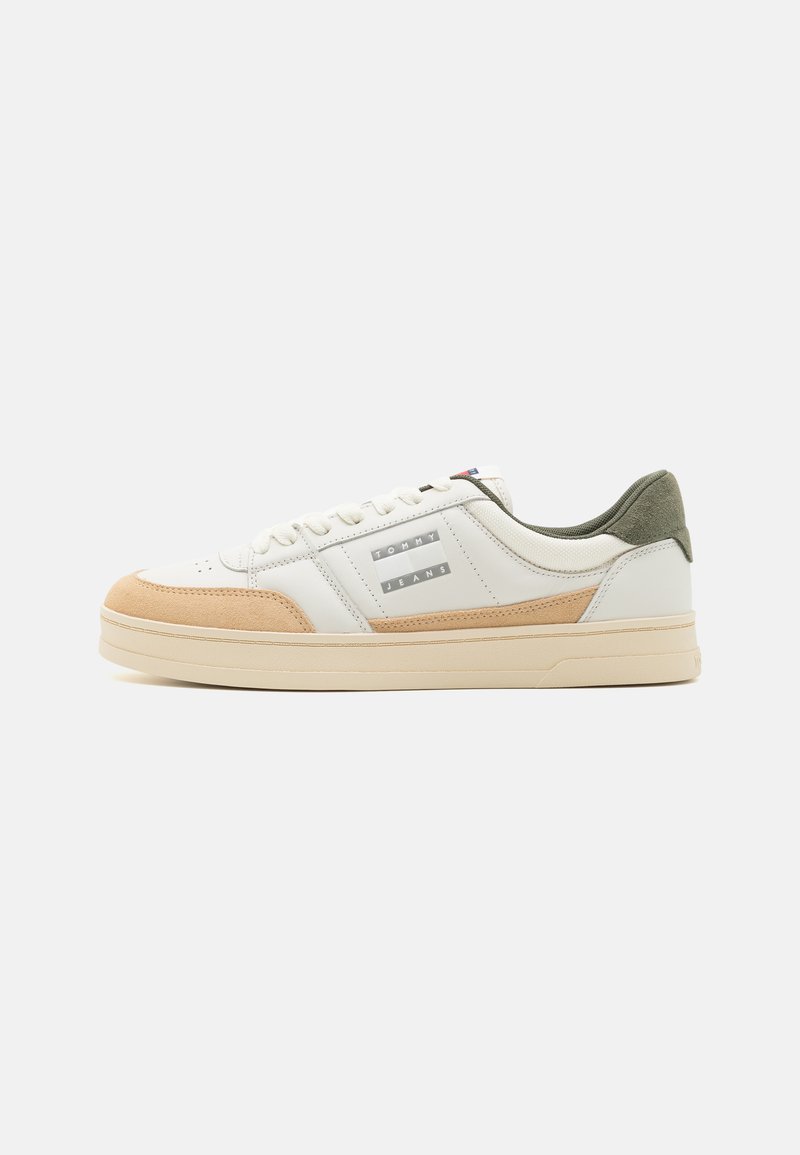 Sneakers in pelle bianca e suede beige, con un tallone in suede verde. Includono un'etichetta brandizzata e una suola testurizzata.