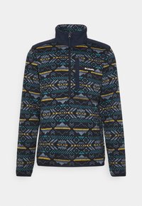 Fleeceové triko s polo zipem, námořnická modrá základna, vícebarevné geometrické vzory ve žluté, modrozelené a šedé, s vysokým límcem a logem.