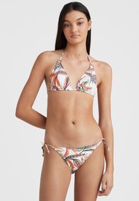 Bikini súprava s trojuholníkovým vrchom a spodným dielom na zaväzovanie. Farebný tropický vzor listov na bielom pozadí. Vyrobené z elastickej tkaniny.