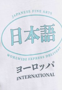 Bijela majica s okruglim grafičkim natpisom u akva i sivoj, koja uključuje "Japanska likovna umjetnost", japanske znakove i "MEĐUNARODNI".