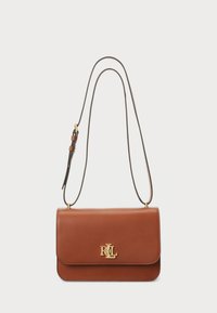 Borsa a spalla in pelle marrone con design piatto, accessori in metallo dorato e una sottile tracolla regolabile. La parte anteriore presenta un dettaglio con logo.