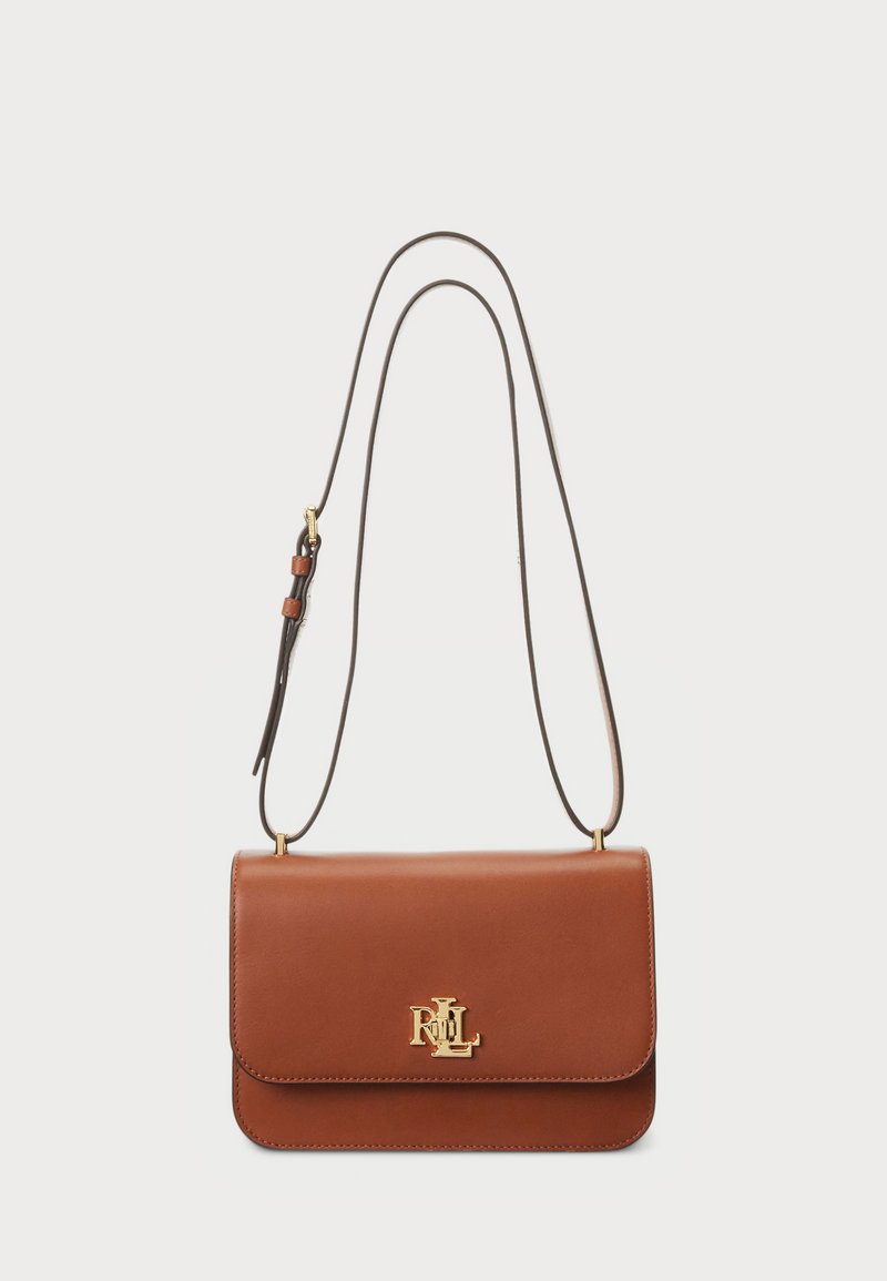 Borsa a spalla in pelle marrone con design piatto, accessori in metallo dorato e una sottile tracolla regolabile. La parte anteriore presenta un dettaglio con logo.