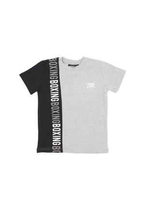 T-shirt bicolore à manches courtes, noir d’un côté et gris clair de l’autre, avec l’inscription répétée « BOXING » et un petit logo sur la poitrine.
