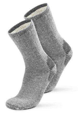 Graue gerippte Socken mit einem weichen Innenfutter, verstärkter Zehen- und Fersenpartie, mittelhoch, mit einer strukturierten Außenseite für zusätzlichen Komfort.