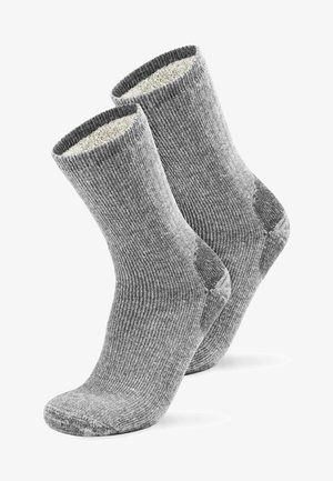 Graue gerippte Socken mit einem weichen Innenfutter, verstärkter Zehen- und Fersenpartie, mittelhoch, mit einer strukturierten Außenseite für zusätzlichen Komfort.