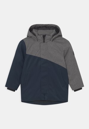 Veste d'hiver pour enfant avec capuche, bicolore bleu foncé et gris, équipée d'une fermeture éclair sur le devant et de poches latérales.