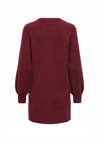 Pull bordeaux à manches longues bouffantes, avec des poignets côtelés et un col arrondi. Texture tricotée avec une coupe légèrement ample.