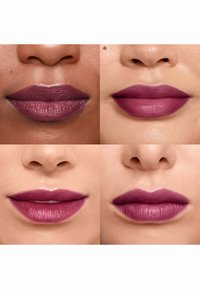 Quatre gros plans de lèvres avec différentes nuances de rose foncé et de prune. Les textures vont du brillant au mat, mettant en valeur différentes finitions.