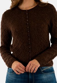 Bruine gebreide cardigan met een gestructureerd ruitpatroon, ronde hals en knoopsluiting met donkere, ronde knopen.