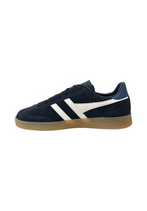 Lage zwarte suède sneaker met witte zijstrepen, een gumrubberen zool, een navy hieltab en zwarte veters, getoond vanaf de buitenkant.