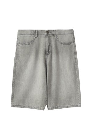 Szare szorty denimowe z przednim guzikiem, zamkiem błyskawicznym, szlufkami na pasek i dwoma przednimi kieszeniami, przedstawione na białym tle.