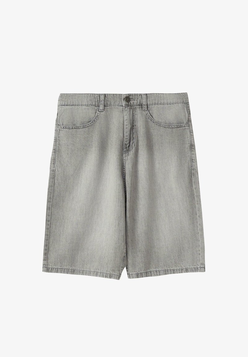 Short en jean gris avec bouton devant, fermeture éclair, passants de ceinture et deux poches avant, présenté sur fond blanc.