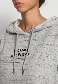 Tommy Hilfiger TEXT FLOCK SHORT HOODIE - Vestido de dia - light grey heather