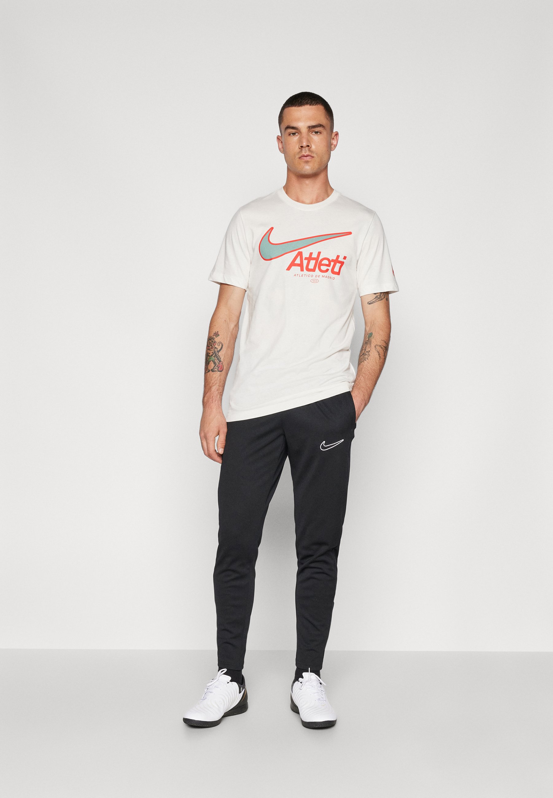 Nike Performance ATLETICO MADRID NIKE SWOOSH TEE - Camiseta estampada -  phantom/gris claro - Zalando.es