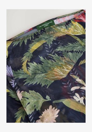 Kerge kangas, millel on lillemuster roheliste lehtede ja helepunaste lilledega tumedal taustal. Silt ütleb "Uus kollektsioon NEXTilt."