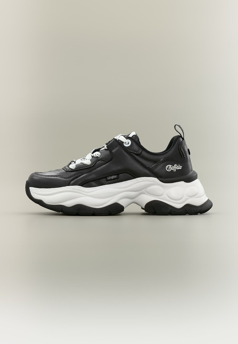 Ασπρόμαυρο chunky αθλητικό παπούτσι με παχιά υφή στη σόλα και λευκά κορδόνια, με την επωνυμία "Buffalo" στην πλευρά και τη φτέρνα, εμφανίζεται σε πλάγια όψη.