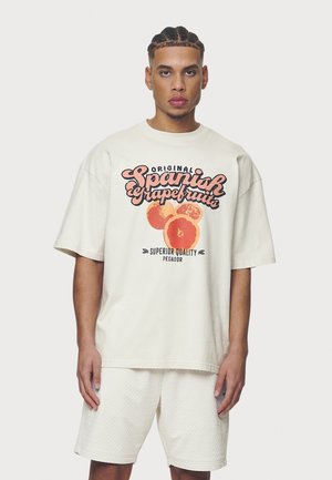 DUKES BOXY TEE - Print T-shirt - washed salty cream