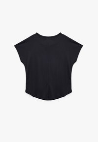 Sort kortærmet top med en afslappet pasform, rund halsudskæring og buet kant. Glat tekstur med minimale sømme på ryggen.