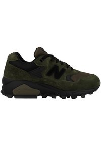 Zapatillas de ante verde y malla con acentos negros, que cuentan con un destacado logotipo "N", un talón texturizado y una suela de tracción robusta.