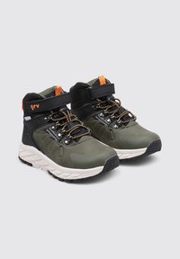 Baskets de sport mi-hautes en vert foncé et noir. Présentent une tige texturée, une sangle orange contrastante et un système de laçage durable avec des embouts métalliques.