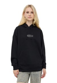 Czarna bluza z kapturem wykonana z bawełny, z kieszenią z przodu, kapturem na sznurku i napisem "BĄDŹ ORYGINALNY" wydrukowanym na białym tle na piersi. Luźny krój.