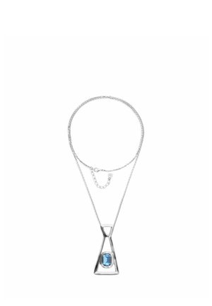 Collier en argent avec un pendentif triangulaire comportant une pierre précieuse bleue rectangulaire centrée, présenté sur un fond blanc.