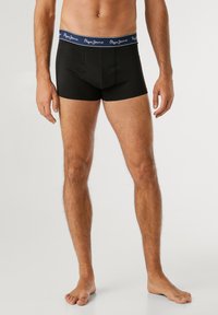 Schwarze Baumwollboxershorts mit einem marineblauen Bund, der weißen Text enthält. Entworfen für einen enganliegenden Sitz, eine glatte Textur und einen minimalistischen Stil.