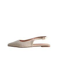 Beige slingback-skor med spetsig tå, övre del i texturerat tyg, öppen häl och justerbar spänne. Platt sula med minimala accenter.