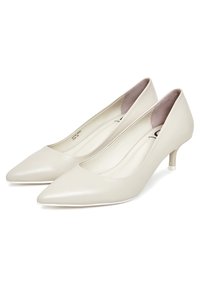 Beige læder pumps med spids tå og lav hæl. Glat tekstur og minimalistisk design med diskret indre foer og mærkedetaljer.