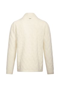 Hvit kabelstrikket genser med lange ermer, høy krage og ribbede mansjetter. Strukturert mønster gjennom hele, enkelt og elegant design.