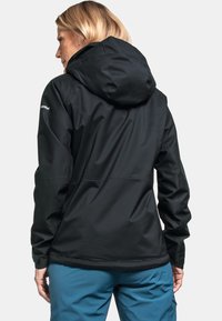 Schwarze wasserdichte Jacke mit Kapuze, die eine glatte Textur, lange Ärmel und ein figurbetontes Design aufweist. Logo auf der linken Schulter sichtbar.