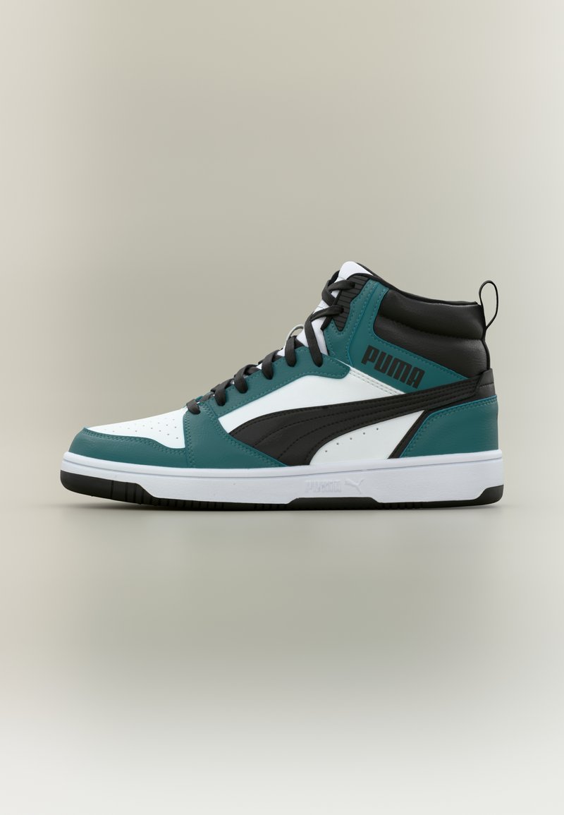 Μαύρο αθλητικό παπούτσι τύπου high-top της Puma με πάνελ από δέρμα σε τιρκουάζ, μαύρο και λευκό, μαύρα κορδόνια και λογότυπο της εταιρείας στο πλάι και στη σόλα.