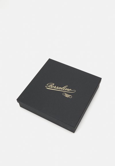 Caixa quadrada preta com uma superfície lisa, apresentando um logótipo em cursiva dourada "Borsalino" no topo, design minimalista sem padrões adicionais.