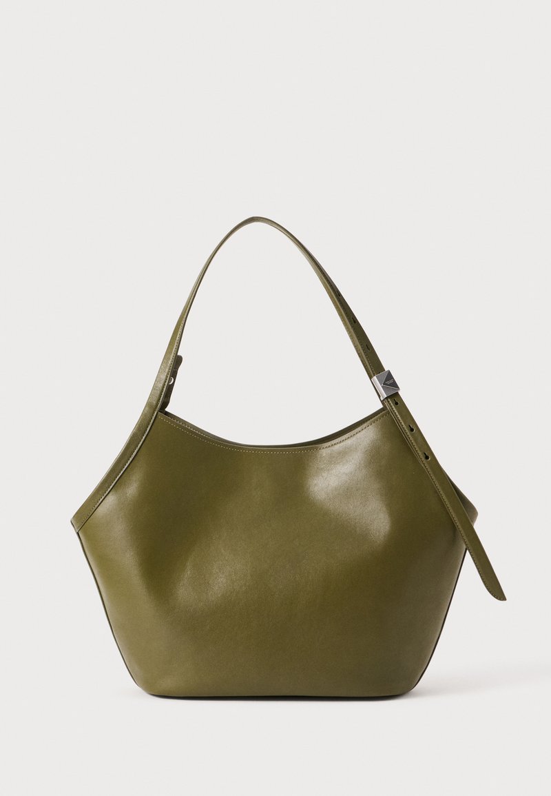 Roheline nahast õlavarre kott, millel on sile pind, kumer kuju, reguleeritav rihm ja metallist aktsent rihmal sulgemiseks.