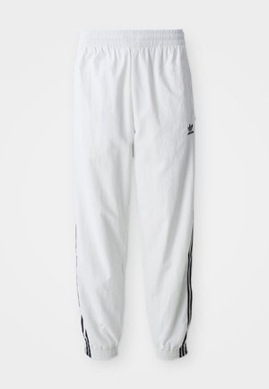 Weiße Sporthose mit schwarzen Seitenstreifen, elastischem Taillenbund und Bündchen; mit Adidas-Logo am linken Oberschenkel. Glatte Stoffstruktur.