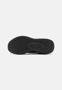 Suola di sneaker nera con un motivo di grip testurizzato. Presenta un logo al centro e una forma liscia e arrotondata nella zona delle dita.