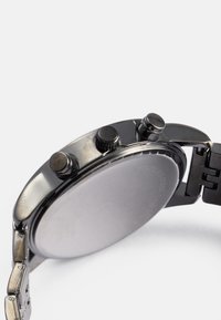 Schwarze Edelstahl-Uhr mit glattem Gehäuseboden, drei Drehknöpfen und einem Metallgliederarmband. Klare Gläseroberfläche und minimalistisches Design.