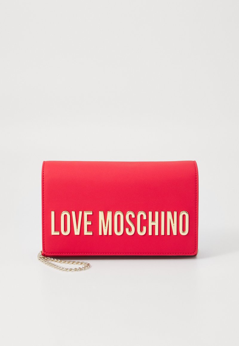 Rød faux lær clutch med gull "LOVE MOSCHINO" bokstaver, rektangulær form, og en sølvkjede stropp. Glatt tekstur, minimalistisk design.
