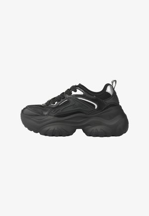 Schwarze Sportschuhe mit klobiger Sohle, Mesh- und Synthetik-Obermaterial, Schnürverschluss und silbernen Akzenten an den Seiten.