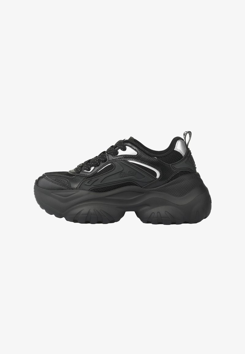 Chaussures de sport noires avec semelle épaisse, dessus en mesh et matériau synthétique, fermeture à lacets et accents argentés sur les côtés.