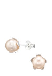 Orecchini a perle con chiusura a forma di fiore in argento. Presentano perle rotonde, cremosi, con una superficie liscia e accenti in argento lucidato.