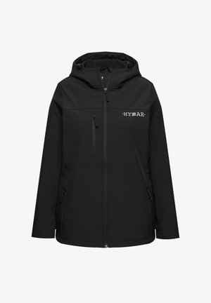 Veste softshell noire avec capuche, fermeture éclair à l'avant et deux poches latérales. Présente un logo blanc sur le côté supérieur gauche. Texture lisse.