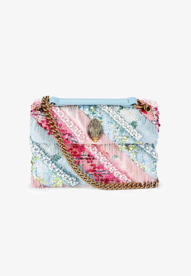 Sac à main multicolore avec une surface texturée ornée de sequins et de perles roses, bleues et vertes. Anse en chaîne dorée et détails de fermoir.