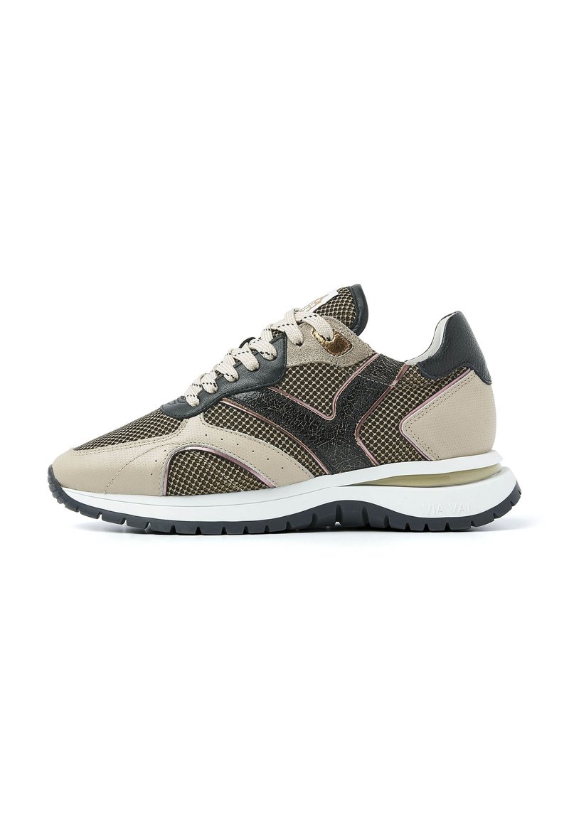 Beige und schwarze Sport sneaker aus Mesh und Leder. Verfügt über eine strukturierte Oberfläche, kontrastierende Akzente und eine weiße Sohle.
