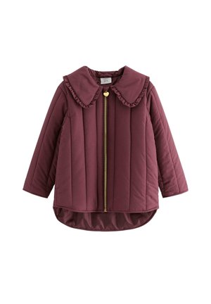Giacca trapuntata bordeaux con ampio colletto arricciato, chiusura con zip dorata e orlo curvo. Presenta cuciture verticali e maniche lunghe.