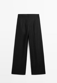 Pantaloni neri a vita alta e gamba larga con passanti per cintura, davanti piatto e senza tasche visibili, mostrati su sfondo bianco.