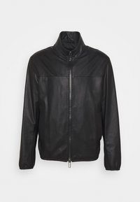 Svart skinnjacka med hög krage, fullständig dragkedja framtill, långa ärmar och en slät yta med minimala sömnadsdetaljer.