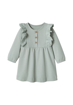 Hellgrünes Baby-Kleid mit langen Ärmeln, drei Knöpfen auf der Vorderseite und Spitzenrüschendetails an Schultern und Brust.